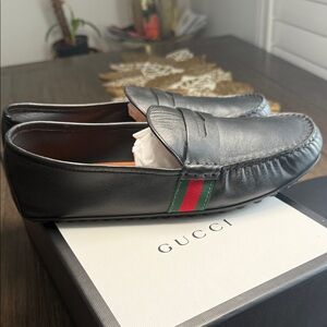 Gucci Black Leather Loafers with Green and Red Stripe